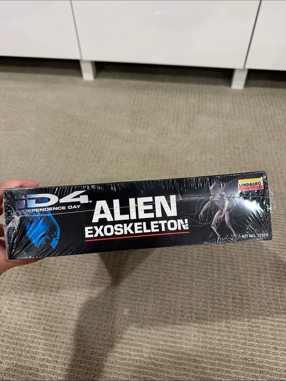 Independence Day Alien Exoskeleton Model Kit - Black & Blue